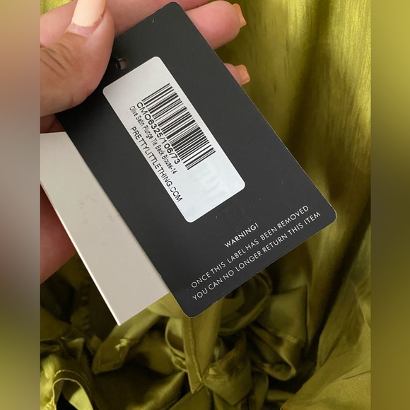 Pretty Little Thing Green Satin Top NWT - Picture 3 of 7